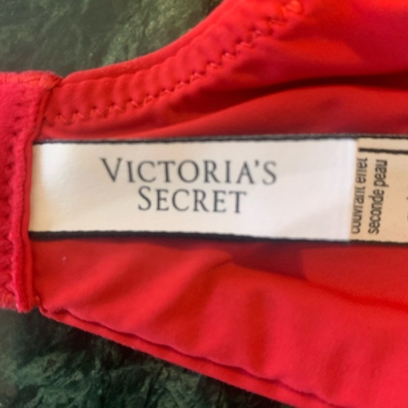 Victoria’s Secret red underwire bra, size 34D - Picture 5 of 9